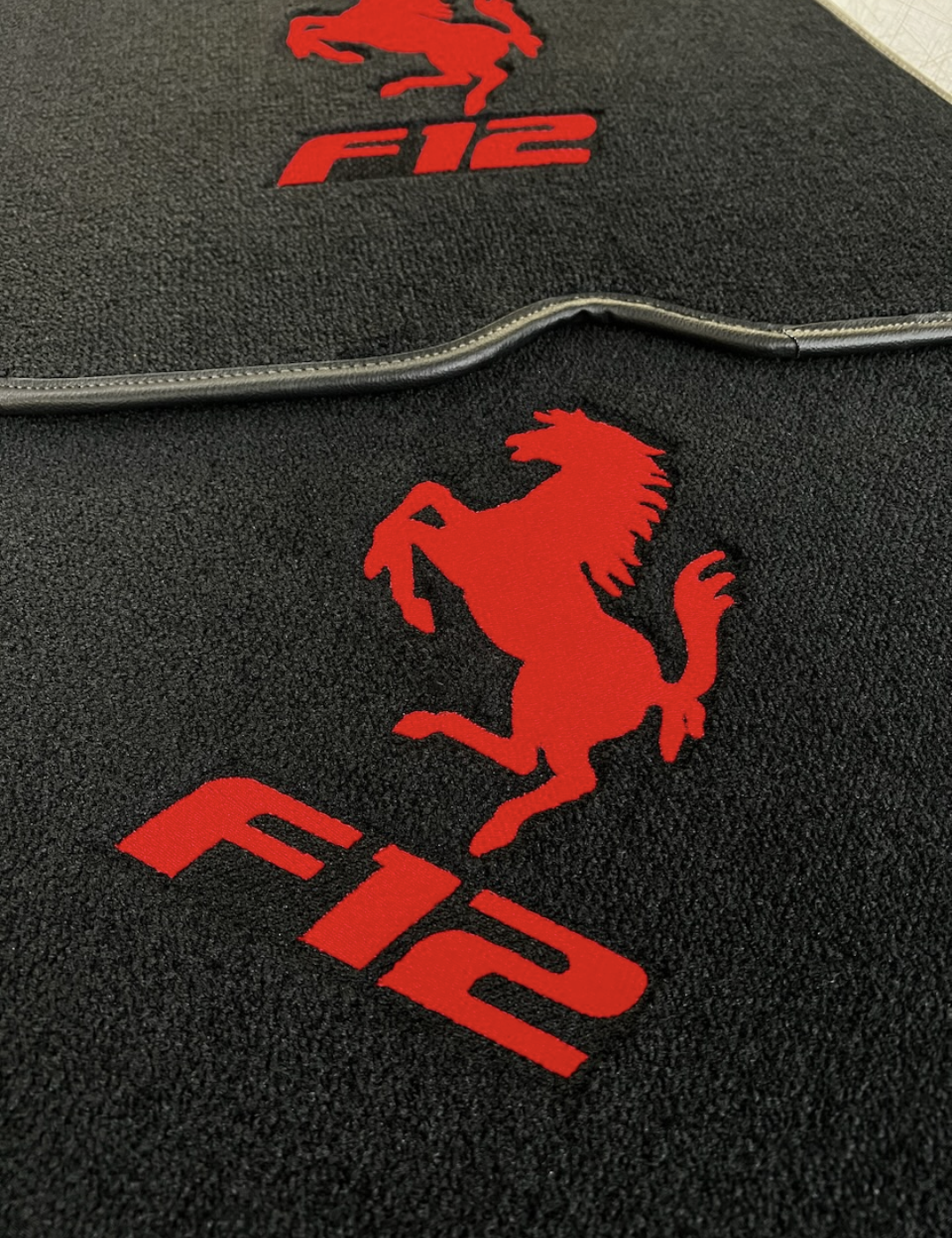 Für Ferrari Fußmatten Maßgeschneiderte Ferrari Teppichmatten aus Velours mit individueller Naht